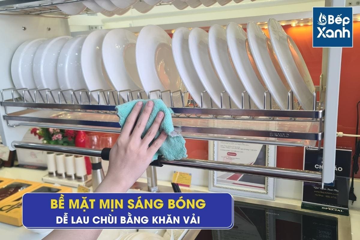 Dễ dàng vệ sinh kệ chén bằng khăn vải